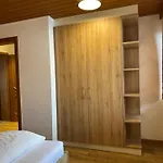 Haus Raimund アパート *